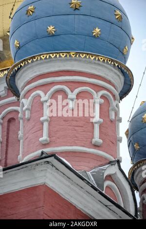 = il tamburo della chiesa di San Giorgio a Pskov Hill in nevicata = vista ravvicinata di un tamburo di luce di uno dei cinque capi della chiesa di San Giorgio a Psko Foto Stock