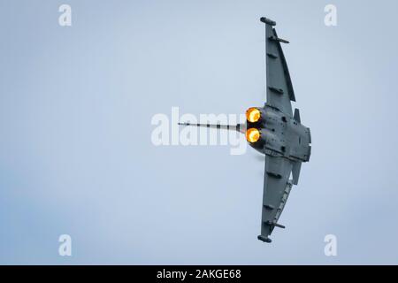 Fairford, Gloucestershire, Regno Unito - 20th Luglio 2019: La Royal Air Force Euro Fighter Typhoon Si Esibisce Al Fairford International Air Tattoo 2019 Foto Stock