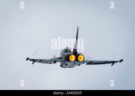 Fairford, Gloucestershire, Regno Unito - 20th Luglio 2019: La Royal Air Force Euro Fighter Typhoon Si Esibisce Al Fairford International Air Tattoo 2019 Foto Stock