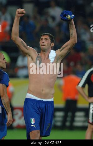 Dortmund Germania, 4 luglio 2006 FIFA World Cup Germany 2006, Germany-Italy semi-finale presso il Westfalenstadion:Marco Materazzi festeggia alla fine della partita Foto Stock