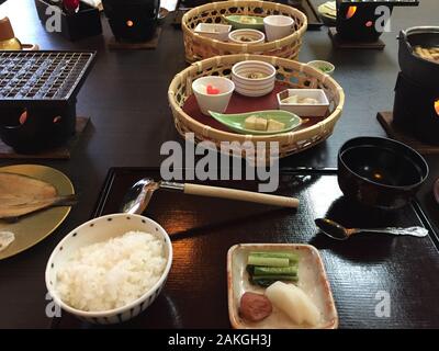 Piatti speciali della famosa cucina Giapponese kaiseki in Yudanaka, Nagano, Giappone. Foto Stock