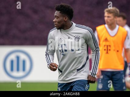 Doha in Qatar. 9 Gen, 2020. Alphonso Davies durante una sessione di prove libere del FC Bayern Monaco di Baviera in mattinata sulla formazione di massa. FC Bayern saranno alloggiati nel deserto città per il suo training camp fino al 10.01.2020. Credito: Pietro Kneffel/dpa/Alamy Live News Foto Stock