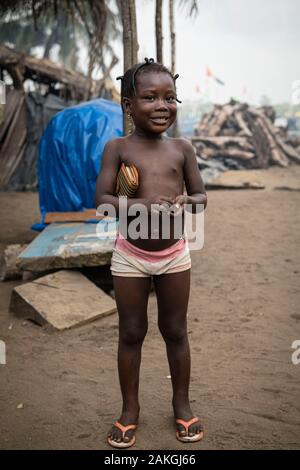 La Costa d Avorio, Grand Lahou distretto, Grand Lahou,ragazza Foto Stock