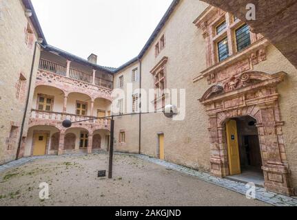 Francia, Lozère, Saint Alban sur Limagnole, castello di Saint Alban, modo di Saint Jacques de Compostela Strada Via Podiensis, Margeride Foto Stock