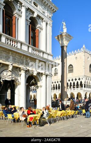 L'Italia, Veneto, Venezia elencati come patrimonio mondiale dall'UNESCO, la zona di San Marco, Piazza San Marco (Piazza San Marco), Riva degli Schiavoni, la colonna intitolata a San Teodoro e il Palazzo Ducale Foto Stock