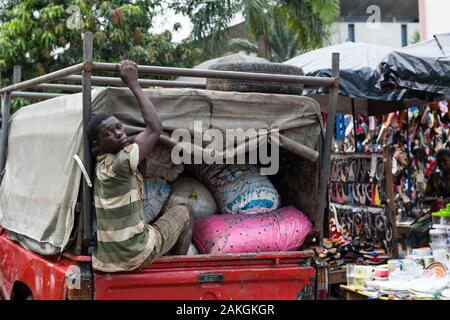 La Costa d Avorio, Abidjan, Treichville mercato, ragazzo delle consegne Foto Stock