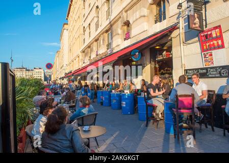 Francia, Bouche du Rhone, Marsiglia, terrazze dei ristoranti di sera sul Quai de Rive Neuve al tramonto Foto Stock