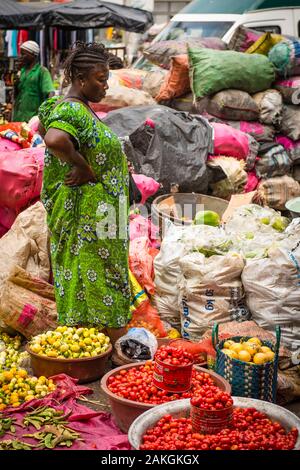 La Costa d Avorio, Abidjan, Treichville mercato, commessa vegetale Foto Stock