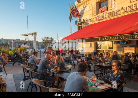 Francia, Bouche du Rhone, Marsiglia, terrazze dei ristoranti di sera sul Quai de Rive Neuve al tramonto Foto Stock