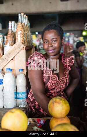 La Costa d Avorio, Abidjan, Treichville mercato, commessa Foto Stock