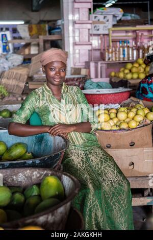 La Costa d Avorio, Abidjan, Treichville mercato,commessa di frutta Foto Stock