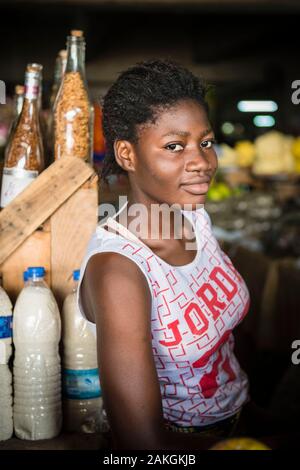 La Costa d Avorio, Abidjan, Treichville mercato, commessa Foto Stock