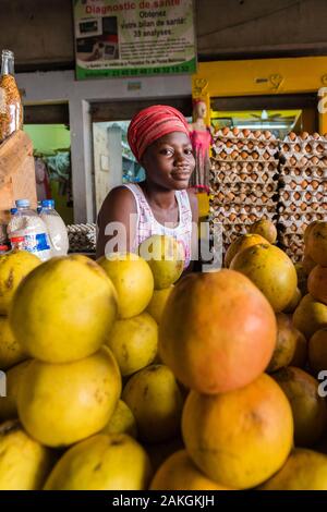 La Costa d Avorio, Abidjan, Treichville mercato,commessa di frutta Foto Stock