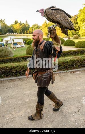 Francia, Yvelines (78), les Mesnuls, Les Mesnuls castlle,Giornata del Patrimonio 2019, raptor trainer con il suo vulture Foto Stock