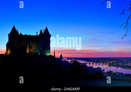 Francia, Maine et Loire, la Valle della Loira sono classificati come patrimonio mondiale dall' UNESCO, Saumur, Chateau de Saumur sul fiume Loira banche Foto Stock