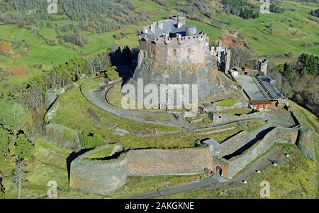 Francia, Puy de Dome, il Parco Naturale Regionale dei Vulcani della Auvergne, il castello di Murol (vista aerea) Foto Stock