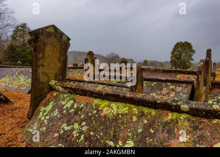 Sparta,Tennessee,USA-dicembre 29, 2019: Tenda di tombe dell'Ottocento in Mt. Il cimitero di Gilean a Sparta, Tennessee in un giorno di tempesta. Foto Stock