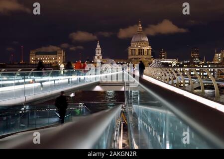 Regno Unito, Londra, il Millennium Bridge dall'architetto Norman Foster sul Tamigi e Cattedrale di San Paolo in background Foto Stock