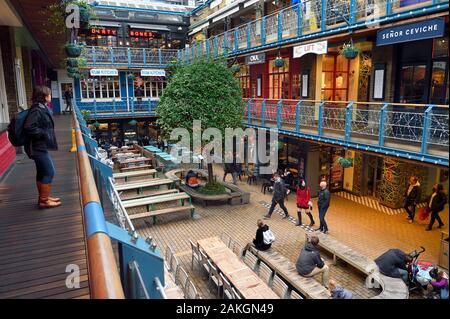 Regno Unito, Londra, quartiere di Soho, Carnaby Street, corte regale, buongustai destinazione, bar, ristoranti, terrazze Foto Stock