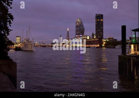 Regno Unito, Londra, HQS Wellington il Victoria Embankment, i grattacieli di Shard e uno Blackfriars in background Foto Stock