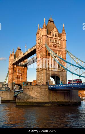 Regno Unito, Londra, il Tower Bridge, il ponte girevole attraverso il Tamigi, tra i distretti di Southwark e Tower Hamlets Foto Stock
