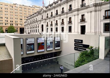 Il Cile, Santiago del Cile, il centro culturale Palacio La Moneda sotto la Plaza de la Ciudadania, il Palacio de la Moneda o la Moneda, sede della Presidenza della Repubblica del Cile Foto Stock