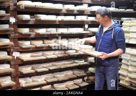 Francia, Oise, Gremevillers, GAEC de la Chapelle Saint-Jean, cantina di maturazione, Anselme Beaudoin e il suo latte crudo tommes picard Foto Stock