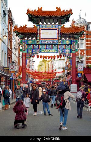Regno Unito, Londra, Chinatown Gate in Wardour Street Foto Stock