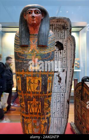 Regno Unito, Londra, area di Bloomsbury, il British Museum, Antico Egitto, legno verniciato bara del profeta di Montu Hor, XXV dinastia, circa 700 BC, da Tebe Foto Stock
