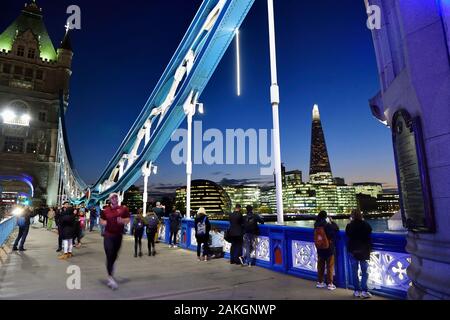 Regno Unito, Londra, il Tower Bridge, sollevare il ponte che attraversa il Tamigi, tra i distretti di Southwark e Tower Hamlets e la Shard London Bridge Tower dall'architetto Renzo Piano, il più alto nella torre di Londra Foto Stock