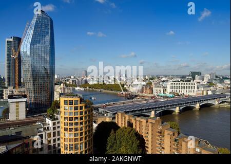 Regno Unito, Londra, il Blackfriars Railway Bridge sul Tamigi dominato dal grattacielo uno Blackfriars sinistra Foto Stock