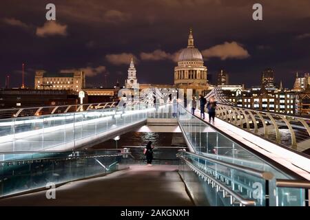 Regno Unito, Londra, il Millennium Bridge dall'architetto Norman Foster sul Tamigi e Cattedrale di San Paolo in background Foto Stock