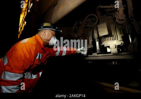 (200109) -- Shanghai, gen. 9, 2020 (Xinhua) -- un worker esamina una rotaia smerigliatrice dopo una operazione di macinazione in Shanghai, Cina orientale, il 9 gennaio, 2020. I lavoratori di China Railway Shanghai Bureau Group Co., Ltd. condotta manutenzione ferroviaria di notte per garantire la sicurezza della rete ferroviaria ad alta velocità delle operazioni. (Xinhua/Fang Zhe) Foto Stock