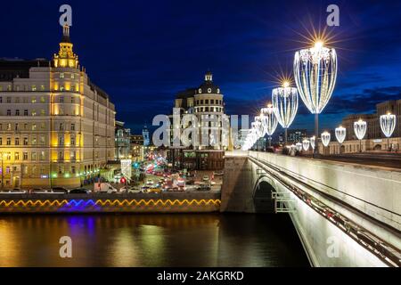 La vista sul fiume Moskva alla decorate Bolshoy Moskvoretsky Bridge e Balchug Hotel, Mosca, Russia Foto Stock