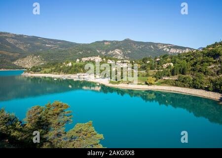 Francia, Alpes-de-Haute-Provence, Verdon Parco Naturale Regionale, Saint-Julien-du-Verdon e il lago di Castillon formata dal Verdon Foto Stock