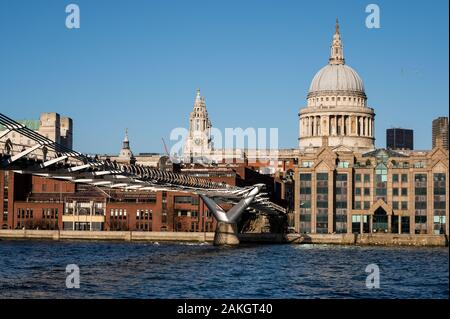 Cattedrale di St Pauls e il Millennium Bridge a Londra, Regno Unito Foto Stock