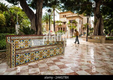 Spagna Isole Canarie Tenerife Island, Santa Cruz de Tenerife, Plaza 25 de Julio, nei primi anni del XX secolo park con panchine coperte in pubblicità antichi fatti di piastrelle azulejo Foto Stock