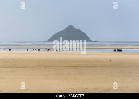 Francia, Manche, Vains, Baia di Mont Saint Michel sono classificati come patrimonio mondiale dall' UNESCO, persone attraversando la baia, tombelaine Foto Stock