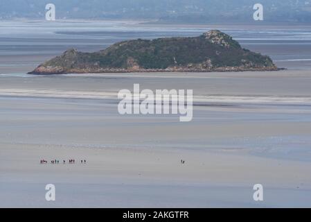 Francia, Manche, Baia di Mont Saint Michel sono classificati come patrimonio mondiale dall' UNESCO, persone attraversando la baia, tombelaine Foto Stock