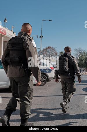 Dic 2019 - Israele la polizia israeliana camminare vicino a Damasco Gate nella parte anteriore la parete ovest alla città vecchia di Gerusalemme Foto Stock