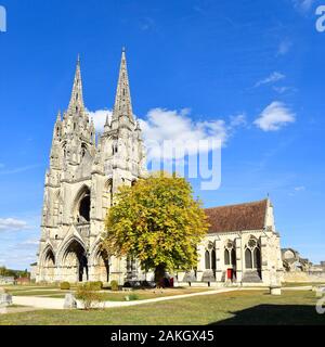 Francia, Aisne, Soissons, St Jean des Vignes Abbazia fondata nel 1076 da Hugues Le Blanc, con le sue frecce 75 m alta Foto Stock