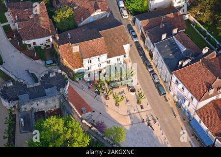 Francia, Dordogne (24), il Périgord Vert, Bourdeilles, café ristorante sulla piazza (vista aerea) Foto Stock