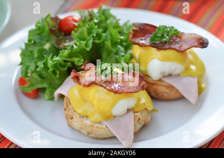 Uovo sodo benedetto o bun con uovo di gallina , prosciutto e pancetta topping Foto Stock