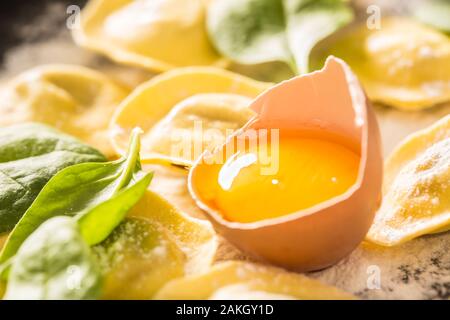 Materie ravioli con farina di uovo e musrooms e spinaci. Italiano o mediterranea cucina sana Foto Stock