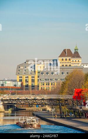 Francia, Parigi, La Villette Parco in autunno, houseboat sull'Ourcq canal Foto Stock