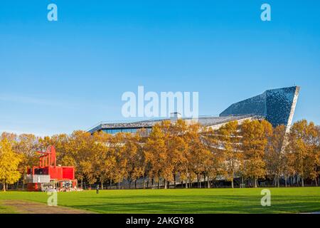 Francia, Parigi, il Parc de la Villette in autunno, la Philharmonie de Paris dall'architetto Jean Nouvel Foto Stock