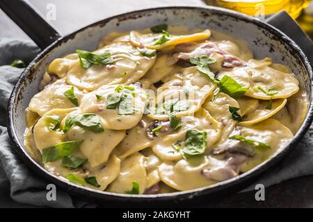 Ravioli di pasta ripieni di spinaci mustooms prosciutto basilico e parmigiano Foto Stock