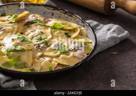 Ravioli di pasta ripieni di spinaci mustooms prosciutto basilico e parmigiano Foto Stock