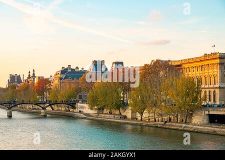 Francia, Parigi, zona elencata come patrimonio mondiale dall' UNESCO, le rive della Senna autunno, il museo del Louvre e la Passerelle des Arts Foto Stock