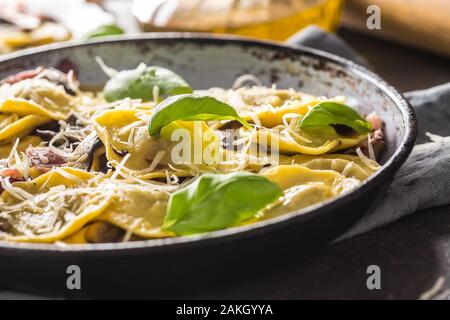Ravioli di pasta ripieni di spinaci mustooms prosciutto basilico e parmigiano Foto Stock